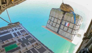 à bord de l’avion qui a largué quatre palettes d’aide sur l’enclave ravagée – Libération
