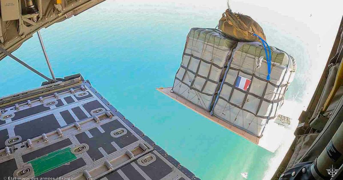à bord de l’avion qui a largué quatre palettes d’aide sur l’enclave ravagée – Libération
