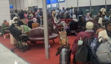 « Comme des animaux » : le calvaire de 300 voyageurs bloqués deux jours à Roissy avant leur vol Paris-Dakar