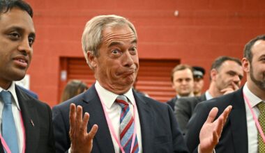 Nigel Farage (c), leader du parti Reform UK, célèbre la victoire de Sarah Pochin, candidate du parti, à l'élection partielle dans la circonscription de Runcorn & Helsby à Widnes, dans le nord-ouest de l'Angleterre, le 2 mai 2025