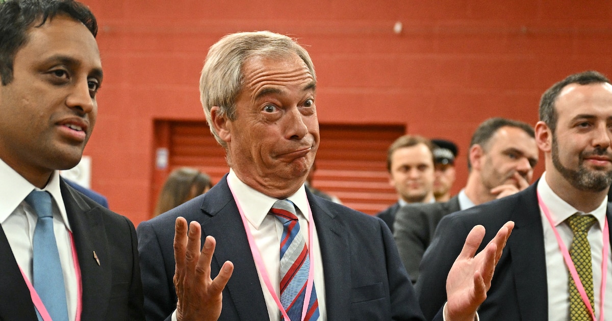 Nigel Farage (c), leader du parti Reform UK, célèbre la victoire de Sarah Pochin, candidate du parti, à l'élection partielle dans la circonscription de Runcorn & Helsby à Widnes, dans le nord-ouest de l'Angleterre, le 2 mai 2025
