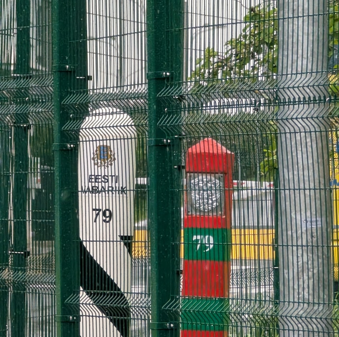 Les bornes de la Russie et de l'Estonie, au poste frontière de Luhamaa, le 17 juin 2025.