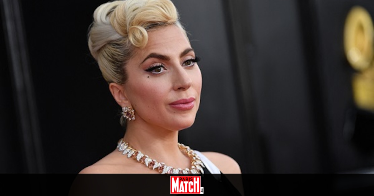 Lady Gaga fait une apparition remarquée lors d'une soirée dédiée à "Mercredi" et amuse les internautes avec sa tenue qui l'empêche de marcher (vidéo)
