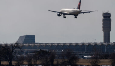 « Il y avait quelque chose en feu dans l’allée » : un vol d’American Airlines dérouté après un incendie en plein vol