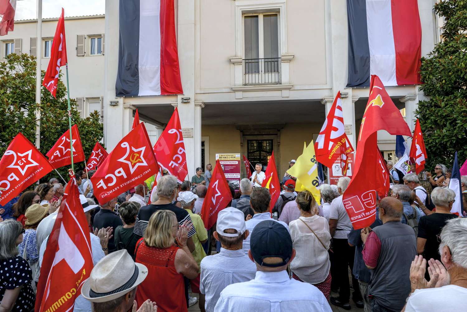 Saint-Raphaël : des centaines de manifestants contre les manœuvres négationnistes et anticommunistes du maire