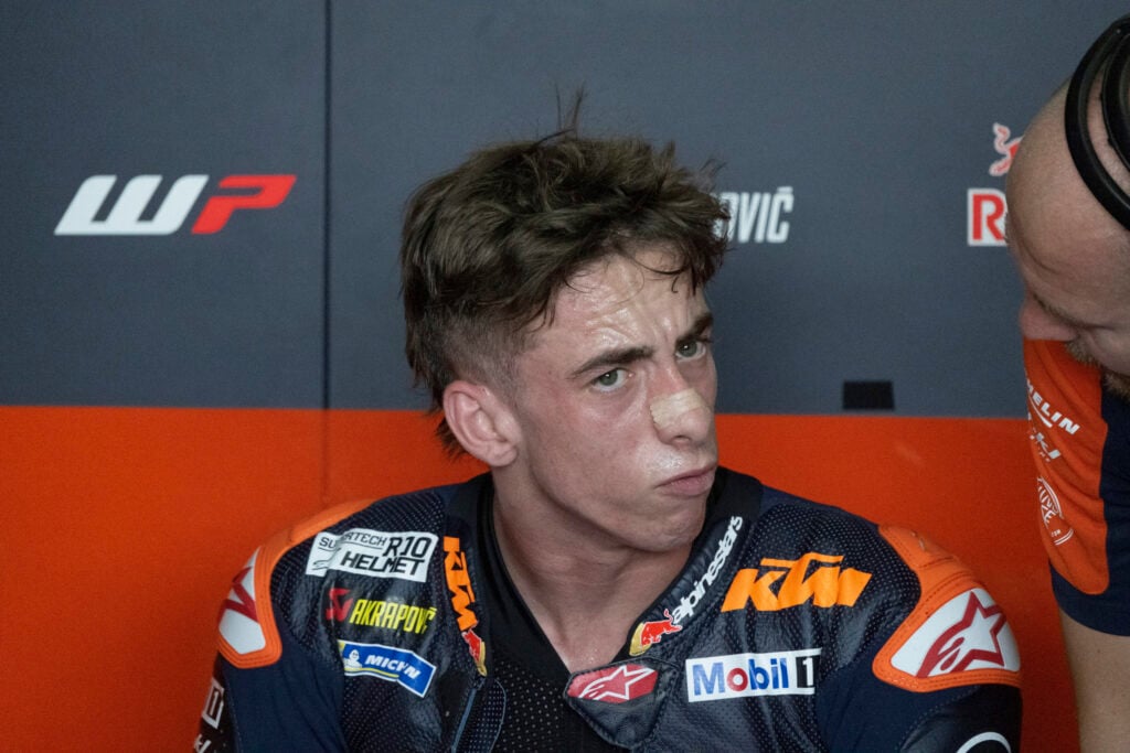 Le pilote KTM Pedro Acosta dans le garage lors des essais du Grand Prix MotoGP de Thaïlande 2025