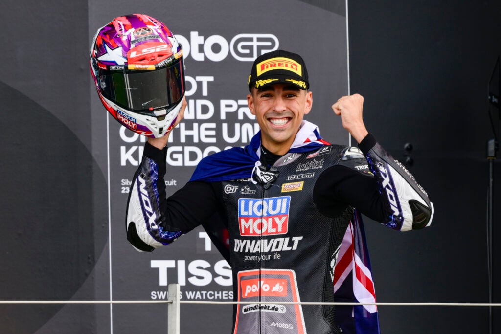 Senna Agius célèbre sa victoire au Grand Prix de Grande-Bretagne Moto2 2025