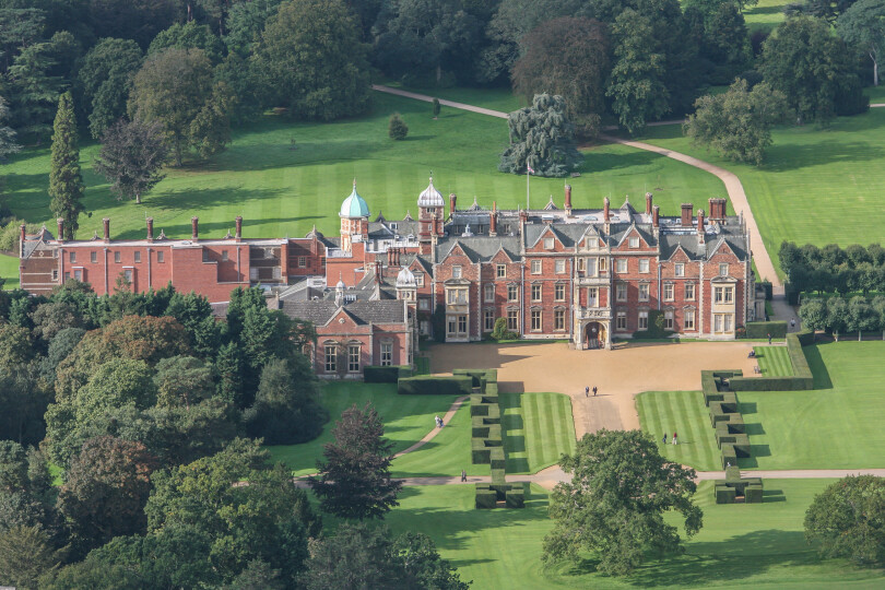 Vue aérienne de la résidence de campagne de la famille royale, Sandringham Hall. La demeure est entourée de quelque 8 000 hectares de parc, en partie ouverts au public.