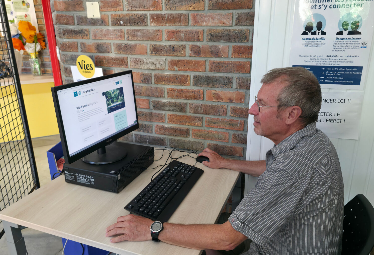 Pierre Mériaux installé devant un ordinateur passé sous logiciels libres de la Maison des habitants centre-ville. © Joël Kermabon - Place Gre'net