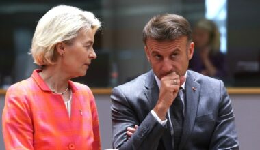 La présidente de la Commission européenne Ursula von der Leyen et le président français Emmanuel Macron échangent lors d'un sommet européen à Bruxelles le 27 juin 2024 (afp.com/Olivier HOSLET)