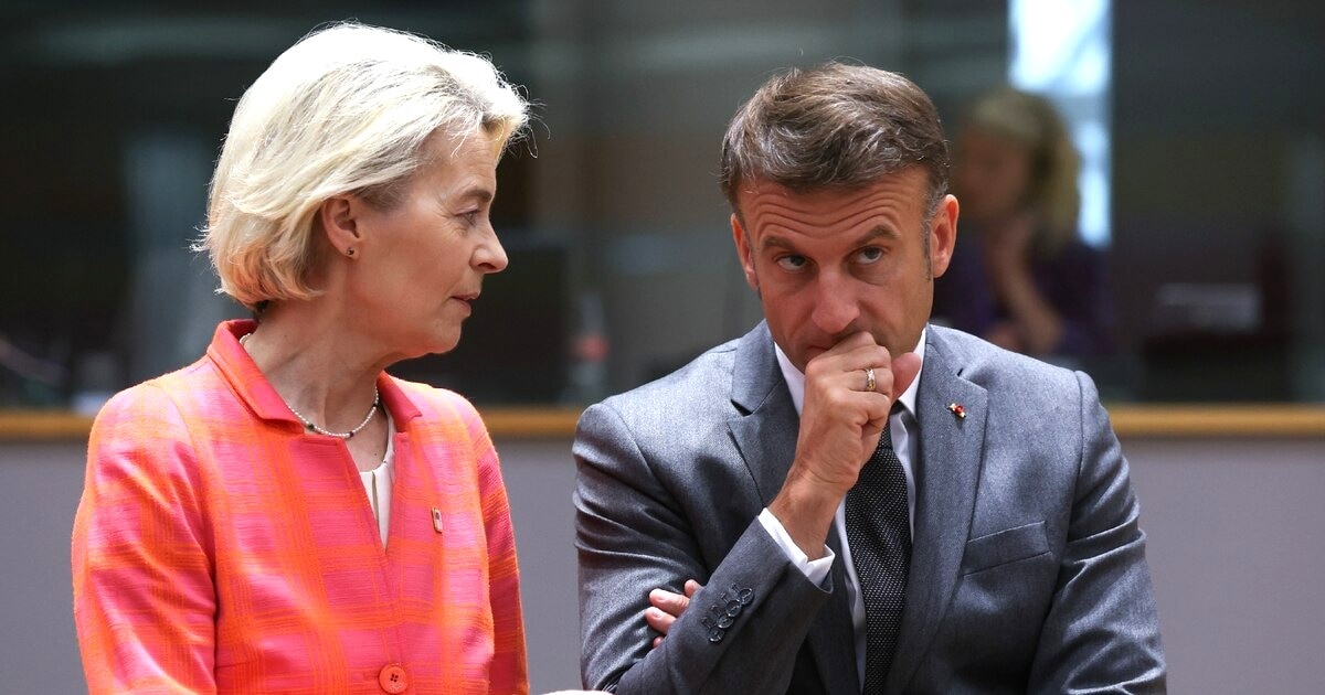 La présidente de la Commission européenne Ursula von der Leyen et le président français Emmanuel Macron échangent lors d'un sommet européen à Bruxelles le 27 juin 2024 (afp.com/Olivier HOSLET)
