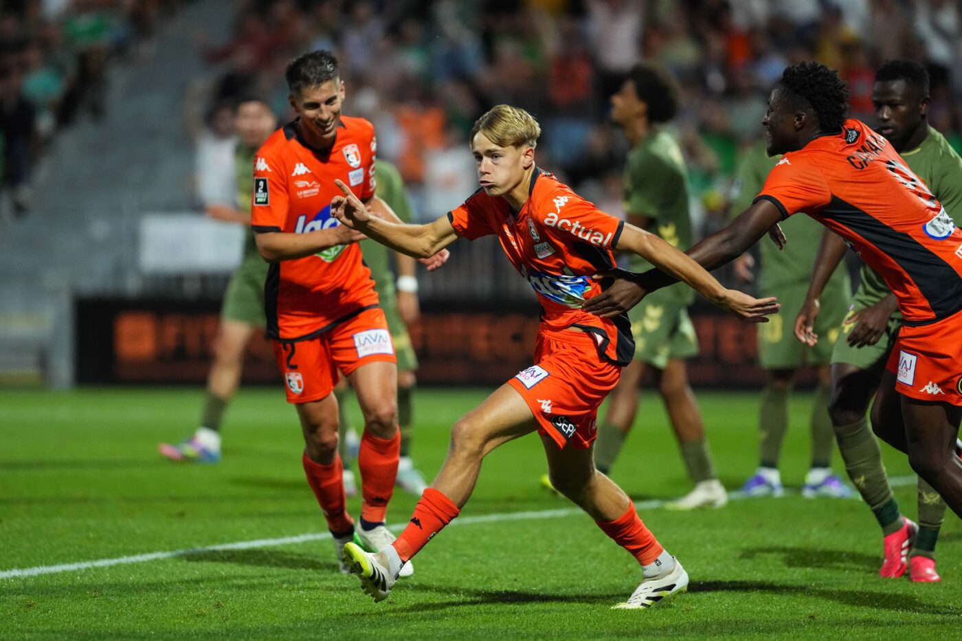 Ligue 2 : Pau premier leader de la saison, belle bagarre entre Laval et Sainté - Ligue 2 - J1 - Résumé