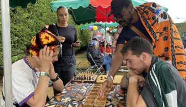 «Dis-moi à quel jeu tu joues» avec la diaspora africaine à Lyon: l'awalé, un symbole de transmission