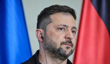 BERLIN, ALLEMAGNE - 13 AOÛT : Le président ukrainien Volodymyr Zelensky écoute le chancelier allemand Friedrich Merz (non visible sur la photo) s'exprimer lors d'une conférence de presse conjointe à la Chancellerie, à la suite d'une réunion virtuelle organisée par Merz entre les dirigeants européens et le président américain Donald Trump, le 13 août 2025 à Berlin, en Allemagne. Cette réunion avait pour but de clarifier la position européenne avant les pourparlers prévus vendredi entre Trump et le président russe Vladimir Poutine en Alaska sur la fin de la guerre russe en Ukraine. (Photo par Omer Messinger/Getty Images) (Photo par OMER MESSINGER / GETTY IMAGES EUROPE / Getty Images via AFP)