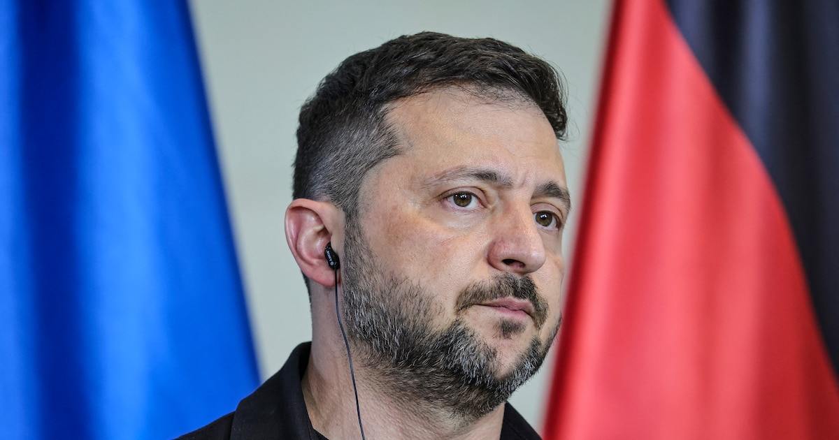 BERLIN, ALLEMAGNE - 13 AOÛT : Le président ukrainien Volodymyr Zelensky écoute le chancelier allemand Friedrich Merz (non visible sur la photo) s'exprimer lors d'une conférence de presse conjointe à la Chancellerie, à la suite d'une réunion virtuelle organisée par Merz entre les dirigeants européens et le président américain Donald Trump, le 13 août 2025 à Berlin, en Allemagne. Cette réunion avait pour but de clarifier la position européenne avant les pourparlers prévus vendredi entre Trump et le président russe Vladimir Poutine en Alaska sur la fin de la guerre russe en Ukraine. (Photo par Omer Messinger/Getty Images) (Photo par OMER MESSINGER / GETTY IMAGES EUROPE / Getty Images via AFP)