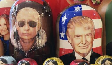 Des matriochkas, poupées gigognes traditionnelles russes, arborent les portraits du président russe Vladimir Poutine, du président américain Donald Trump et de son épouse Melania Trump, dans un magasin de souvenirs de Moscou, le 20 janvier 2025