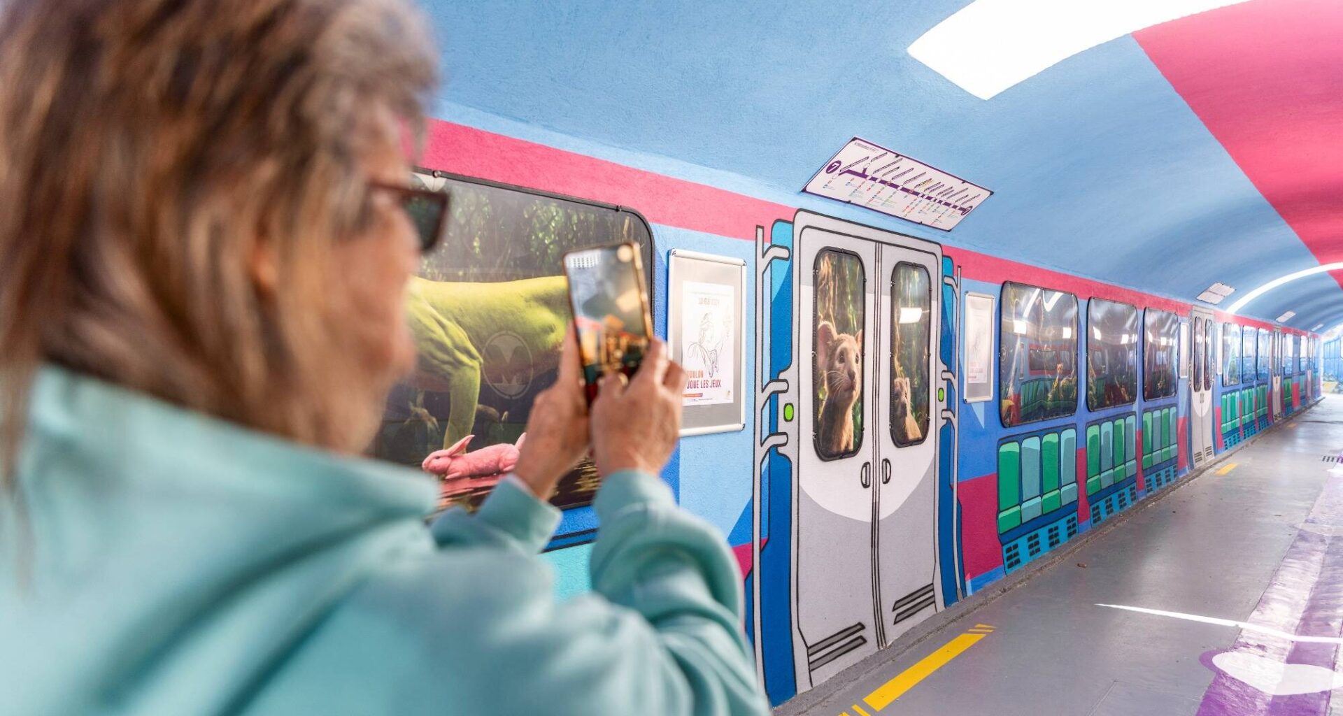 La magnifique fresque du tunnel piéton de la gare de Toulon se refait une beauté