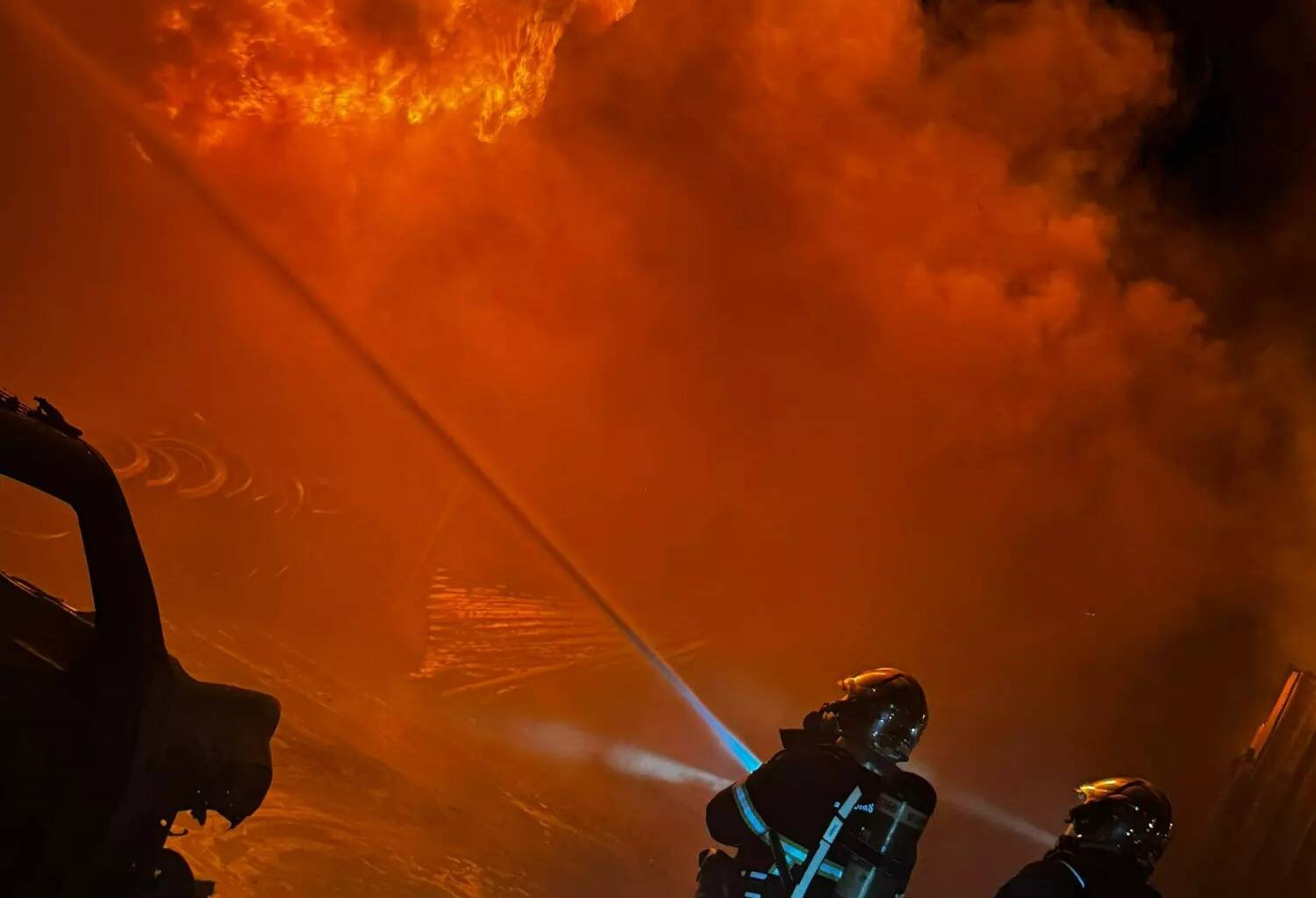 Important incendie à Nice ouest dans la nuit de jeudi à vendredi, un entrepôt de pneumatiques détruit