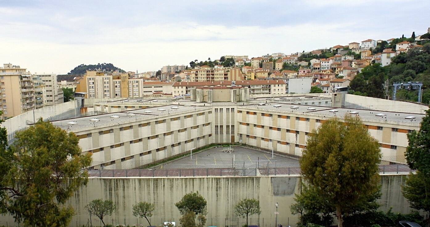 "Absence d'eau chaude et de douches", "jusqu'à 8 détenus" dans une même cellule... Un syndicat alerte sur une situation "critique" à la prison de Nice