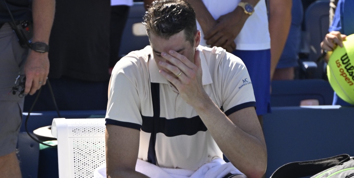 ATP - WTA > Sergiy Stakhovsky, ancien joueur Ukrainien, tacle sévèrement Isner : « Après avoir passé une semaine ici, vous pourrez me dire vous-même si vous pensez que les athlètes méritent de récupérer leur drapeau ou non »