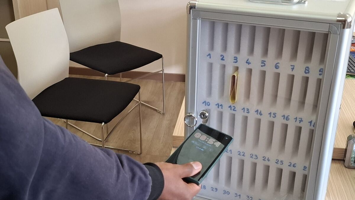 La région Île-de-France généralise les casiers pour laisser les portables en dehors des classes