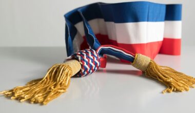 Un maire isérois, agressé lors d'un déplacement en famille, a mis en cause dimanche de jeunes "nationalistes" ayant tenu des "propos racistes" envers sa fille métisse