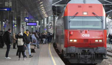 Le train redémarre pendant sa pause cigarette, il s’accroche entre deux wagons