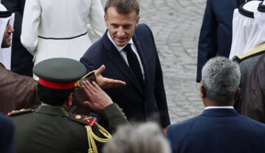 « Plus c’est gros, plus ça passe » : l’Élysée dément que des figurants ont été payés pour « acclamer » Macron le 14 juillet