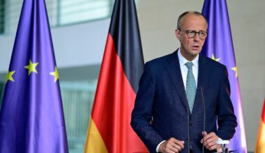 Le chancelier allemand Friedrich Merz face aux journalistes à l'issue d'une réunion à Berlin, le 28 juillet 2025