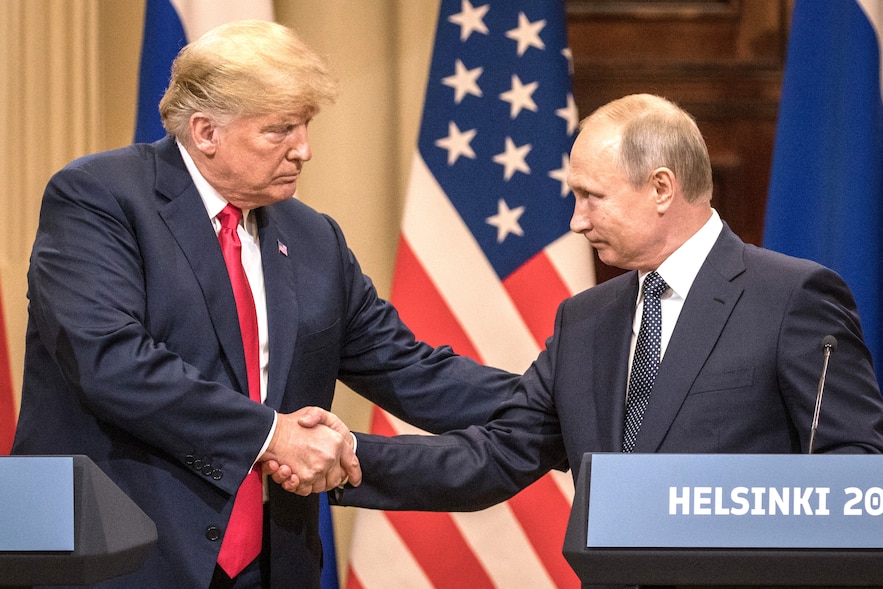 Le président Donald Trump (à gauche) et le président russe Vladimir Poutine se serrent la main lors d'une conférence de presse conjointe après leur sommet du 16 juillet 2018 à Helsinki, en Finlande.