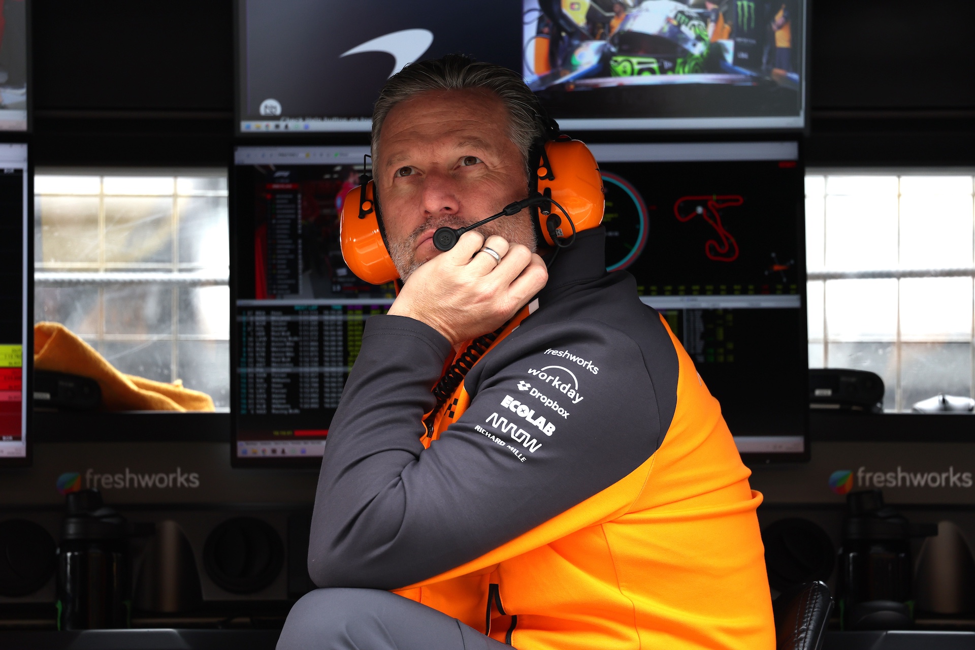 Zak Brown sur le mur des stands