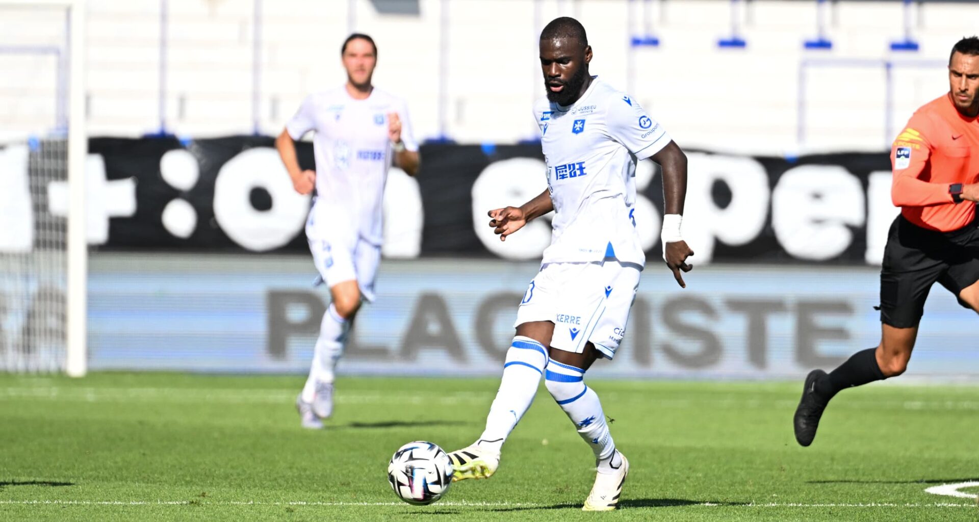 malgré son transfert à Lens, Sinayoko est dans le groupe d'Auxerre pour jouer à Nice ce week-end