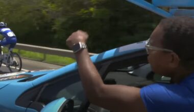 nouvelle scène lunaire au Tour de Guadeloupe avec le recadrage musclé d'un directeur sportif en pleine course