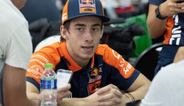 Pedro Acosta parlant aux médias après un test à Sepang