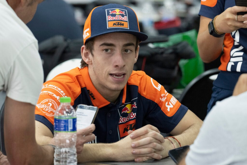 Pedro Acosta parlant aux médias après un test à Sepang