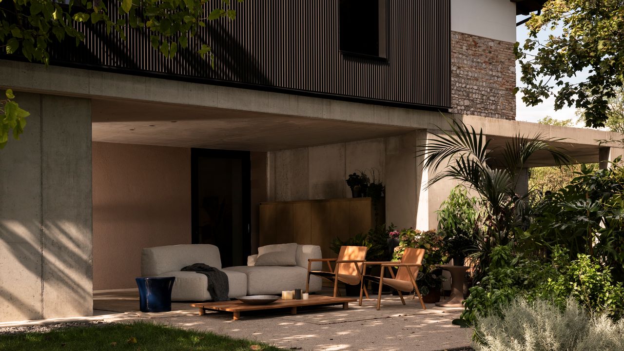 Un ancien presbytère transformé en une villa brutaliste ultramoderne
