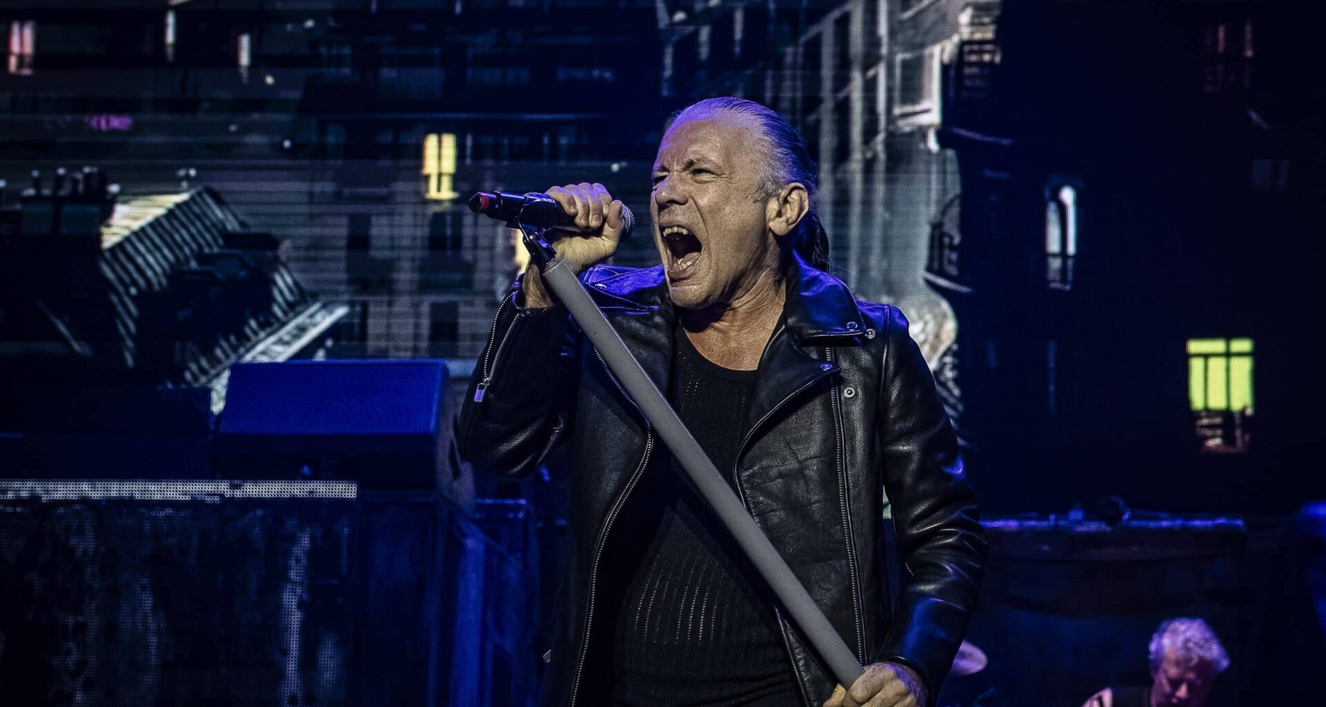 Bruce Dickinson explique pourquoi Iron Maiden ne bannira pas les téléphones comme Ghost