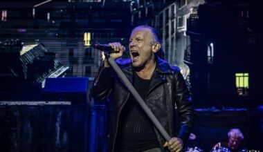 Bruce Dickinson explique pourquoi Iron Maiden ne bannira pas les téléphones comme Ghost