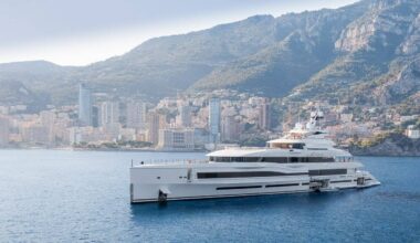 Bill Gates l'a déjà loué pour son anniversaire... Quel est donc ce superyacht de 107 mètres visible en ce moment à Saint-Jean-Cap-Ferrat?