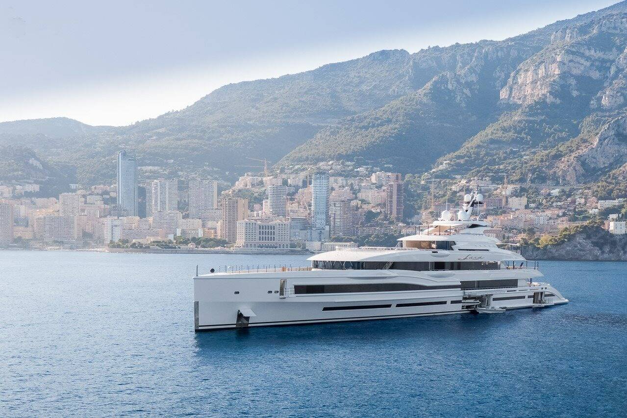Bill Gates l'a déjà loué pour son anniversaire... Quel est donc ce superyacht de 107 mètres visible en ce moment à Saint-Jean-Cap-Ferrat?