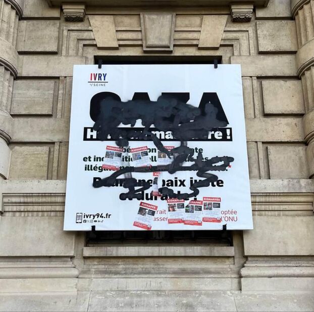 Un précédent panneau "Gaza, halte au massacre" avait été posé sur l'hôtel de ville d'Ivry-sur-Seine. Il avait été tagué et souvent détruit à plusieurs reprises, selon le maire par des individus n'ayant pas de liens avec la commune.