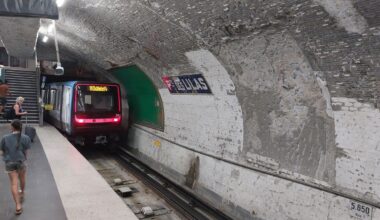 « Pendant les vacances, ils ont tout cassé » : Brassens effacé de la station de métro Porte-des-Lilas