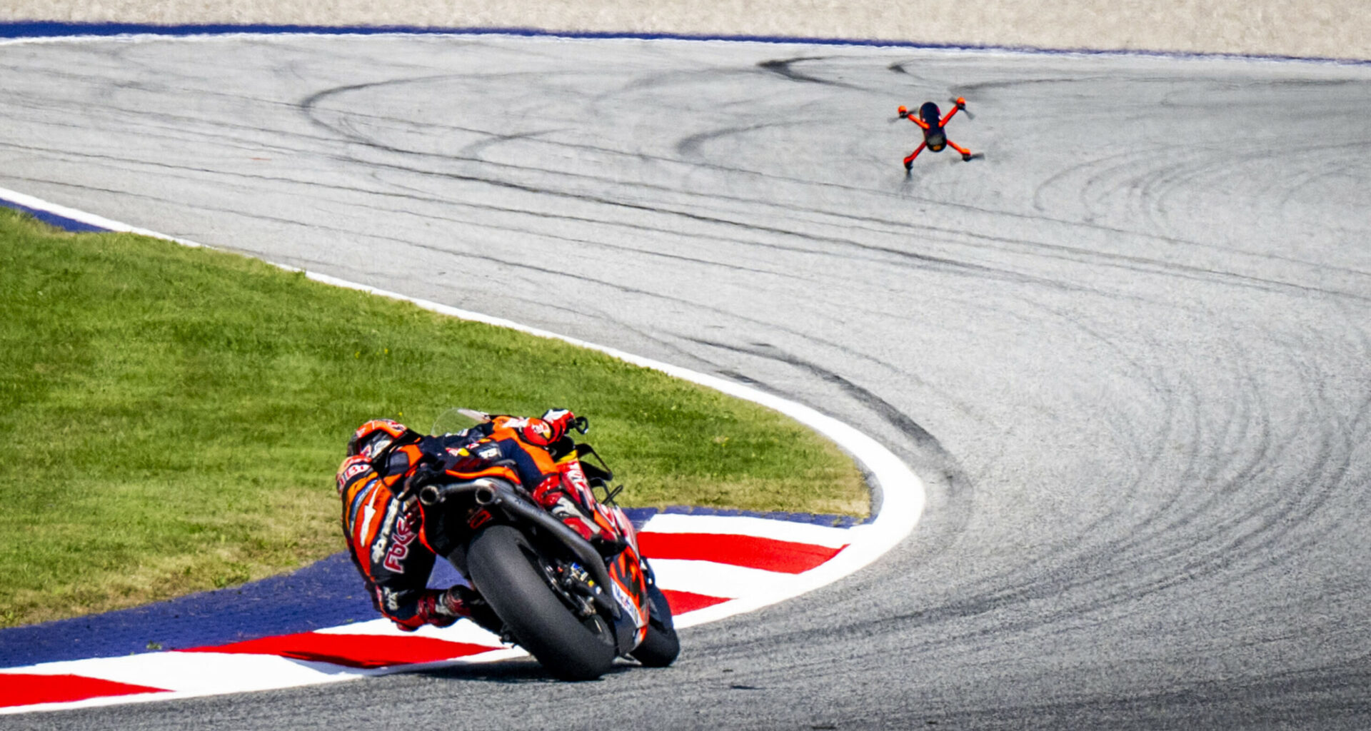 VIDÉO : Le drone Red Bull 1 suit une moto MotoGP à pleine vitesse !