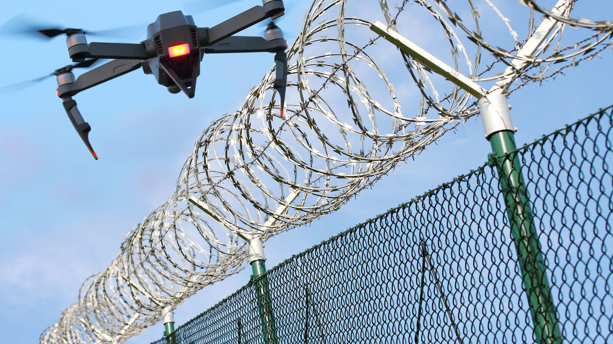 Trois hommes interpellés après une tentative de livraison illicite par drone à la prison de Fresnes