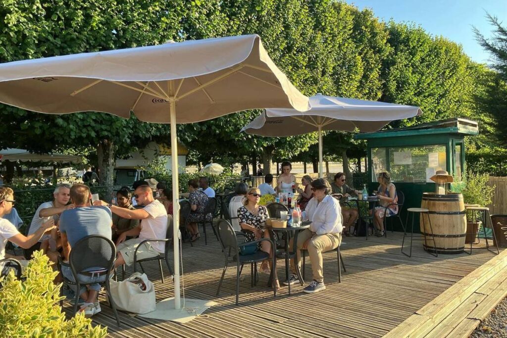 Aux portes de Paris, cette guinguette secrète éphémère offre une vue unique sur un domaine royal – et pourtant elle reste méconnue
