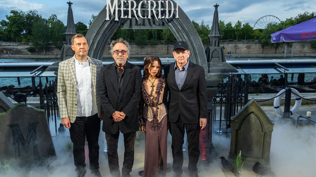 « La Plage de Mercredi » lancée par Tim Burton et Jenna Ortega : la série de Netflix s’installe sur les quais