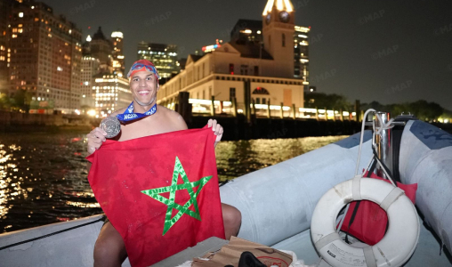 l'athlète marocain Hassan Baraka réussit l'exploit du tour de Manhattan à la nage