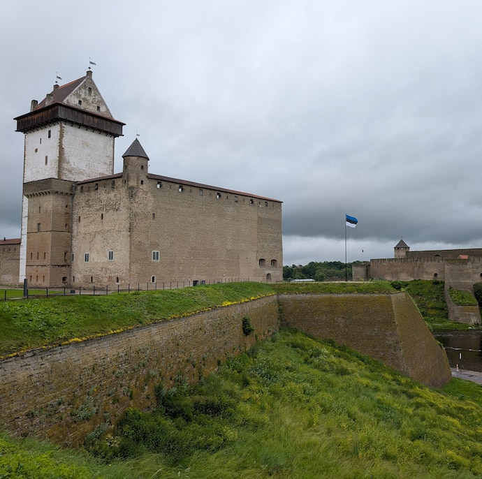 Le fort Hermann avec son donjon blanc, fait face à la forteresse russe d'Ivangorod, séparés par le fleuve Narva.