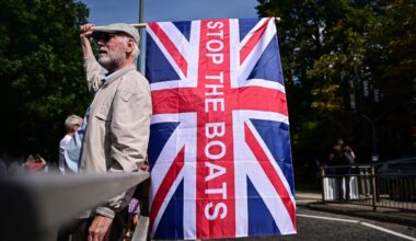 Sous pression des manifestants anti-immigration, le gouvernement britannique promet d’accélérer les recours des demandeurs d’asile