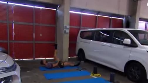 Olivier Giroud en train de s'échauffer dans un parking avant Brest-Lille le 17 août 2025